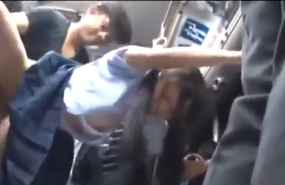 制服美少女がバスの中で痴漢師の激しいピストンに声を上げないよう我慢し続ける。女子校生はバックでガン突きされた後に顔射をされて茫然。