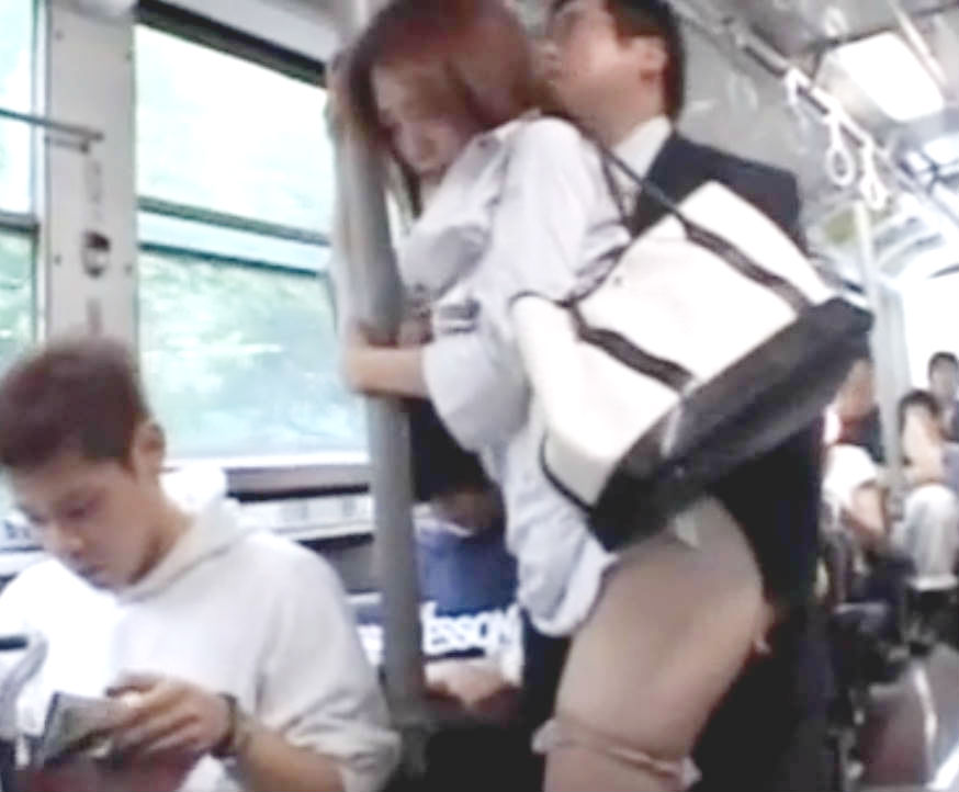 痴漢バスに乗り込んでしまったスレンダー美人ＯＬさん☆他の乗客の前でおっぱいをもまれパンストもひき下ろされる羞恥！